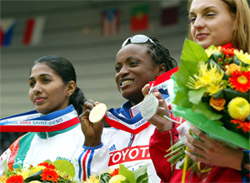 France's Eunice Barber, Russia's Tatyana Kotova and India's Anju Bobby George Anju show their medals 