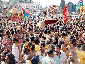 Devotees on way to Ram Kund for the final Shahi Snan 