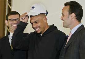 Ronaldo jokingly shows his shaved head to journalists 