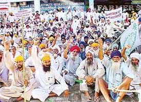 Farmers gherao the Punjab State Electricity Regulatory Commission office in Sector 34 on the third day of their protest in Chandigarh on Wednesday.