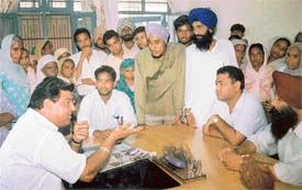 Residents of New Colony meet an official of the Sahnewal Nagar Council office