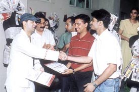 Designer Jatin Kochar giving away prizes to the winners of Paper Magic, held at the Pearl Academy of Fashion