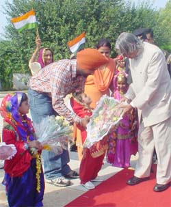 A red carpet welcome by tiny tots for the President
