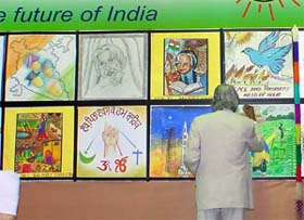 President A.P.J. Abdul Kalam signs an autograph on posters exhibited by students at Guru Nanak Bhavan in Ludhiana