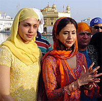 Actress Urmila Matondkar and Ishaa Kopikar go to pay obeisance at the Golden Temple 