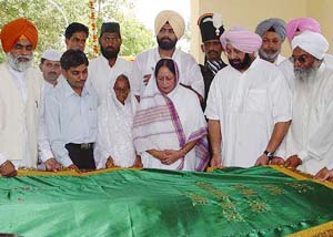 The Punjab Chief Minister, Capt Amarinder Singh, pays homage at the memorial to martyr Abdul Hamid 