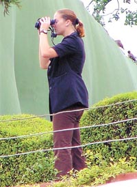 An Israeli lady police officer keeps vigil during Prime Minister Ariel Sharons visit to Rajghat