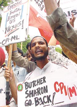 Activists of CPI protesting against the visit of Israeli Prime Minister Ariel Sharon