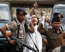 Imam Samudra shouts as he is lead away from a court in Bali 