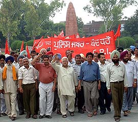 Dr Joginder Dayal, Punjab CPI secretary, leads an anti-WTO rally in Amritsar