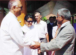 Mr K. C. Pant, Deputy Chairman of the Planning Commission of India, being welcomed by Maldives' Minister of Planning and National Development I.H.Zaki
