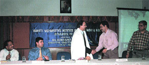 Dr S. S. Verneker felicitating Mr Subhash Jagota, Executive Director, Punj Lioyd, during the seminar, 'Dynamics of Success'