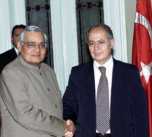 Prime Minister Atal Bihari Vajpayee shakes hand with Turkish President Ahmet Nacdet Sezer in Istanbul 