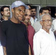 Harely of Nigeria and Hanif of Pakistan being presented before the media