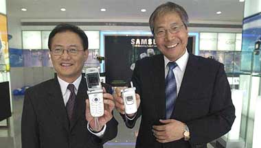 Kwang Roh, general manager of Samsung Mobile Division, Korea, along with C. H. Yoon of Samsung India 