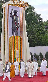 Lok Sabha Speaker Manohar Joshi, Haryana Chief Minister Om Prakash Chautala, Union Minister for Health Sushma Swaraj, former Prime Ministers I. K. Gujral and Chander Sekhar and other leaders at the unveiling of a statue of Chaudhary Devi Lal in Parliament House to mark his 90th birth anniversary