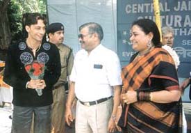 Usha Uthap, Harshdeep and Raju Srivastava at the Tihar Jail Cultural Programme 2003.