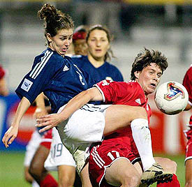 Canada's Silvana Burtini fights for the ball with Argentina's Clarisa Huber 