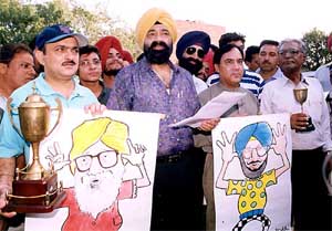 Jaspal Bhattis Nonsense Club presents the best Punjab comedy award to Mr Parkash Singh Badal and Capt Amarinder Singh