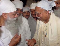 RSS chief Mr K. S. Sudarshan talks to PPCC chief Mr H. S. Hanspal at Bheni Sahib