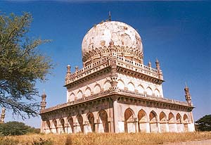 Tomb of Abdullah(died-1672): Finely differentiated roofs and perfect proportions
