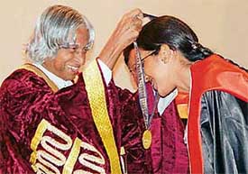 President A.P.J. Abdul Kalam awards the gold medal to topper Jaspreet Kaur at the second annual convocation of NIPER in SAS Nagar on Monday.