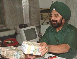 SSP Kultarr Singh shows cash recovered form Gurpreet Singh