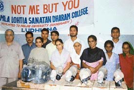 NSS volunteers of Kamla Lohtia SD College collect money and donate sewing machines for the needy women
