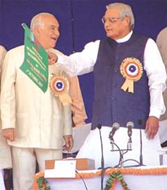 Madan Lal Khurana, Chairman, Delhi Metro Rail Corporation, and Prime Minister Atal Behari Vajpayee at the inauguration of the Tis Hazari-Trinagar section in the Capital