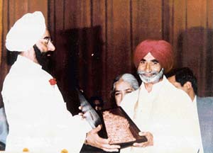 Jit Singh being felicitated by late President Giani Zail Singh