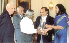 The President, Dr A. P. J. Abdul Kalam Azad, presenting the Samson Daniel Trophy to the Founder Chairman and Director of the Ryan International and St. Xaviers Group of Schools
