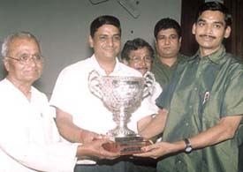 IM -R.B.Ramesh receiving the Chess trophy of Parsvnath International Chess Tournament 2003 from L.N.Jhunjhunwala (chairman of Bhilwara Group) and Pradeep Jain , M.D of Parsvnath Group at a function in the Capital on Friday.