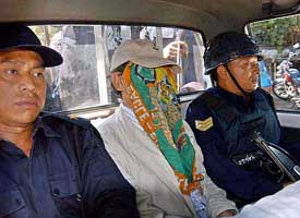 Charles Sobhraj being escorted by Nepalese policemen