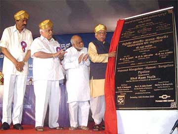 Union Minister of Petroleum and Natural Gas Ram Naik unveils the plaque of the Mangalore-Hassan-Bangalore pipeline