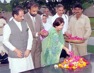 A Pakistani delegation paying floral tributes to Mahatma Gandhi