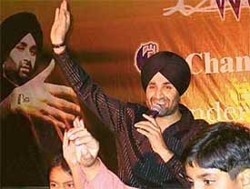 Punjabi singer Sukshinder Shinda performs at the Chandigarh Club 