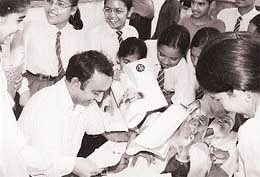 Bittoo Sondhi giving autographs to school students of Solan