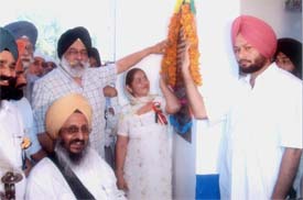 The Akali Dal chief, Mr Ravi Inder Singh, and Baba Sarabjot Singh Bedi inaugurate the upper storey block of a school