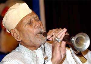 Shenai maestro Bismilla Khan performs at his felicitation function in New Delhi 