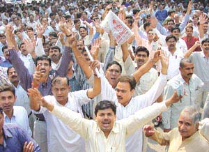 MCD teachers under the banner of United Primary Teachers Sangharsh Samiti, Delhi, give voice to their demands at Jantar Mantar in the Capital