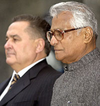 Indian Defence Minister George Fernandes and his Ukrainian counterpart Evhen Marchuk listen to the National Anthems during a welcoming ceremony in Kiev. Fernandes arrived in Ukraine on Friday on a three-day official visit.