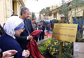 Romes Mayor Walter Veltroni, flanked by nun Jannine, looks at the plaque in memory of Mother Teresa