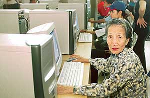 85 year-old medical doctor Cao Bich Thu searches the Internet and writes e-mail to her children in Moscow in Hanoi. 