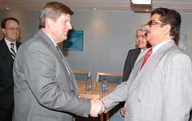 Union Shipping Minister Shatrughan Sinha being received by Norwegian Minister for Trade and Industry Ansgar Gabrielsen  