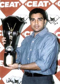 Former Test cricketer Sanjay Manjrekar unveiling the CEAT International Cricketer of the Year Trophy