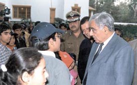 Students of Vishwa Bharati Public School, Noida, interacting with J&K Chief Minister