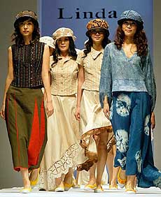 Models display creations by Japanese designer Linda Kaori Tanaka at the 2004 Spring/Summer Seoul Collection Week in Seoul 
