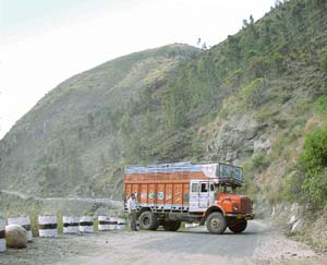 Reversing with the rear end of the vehicle towards the khud can be dangerous