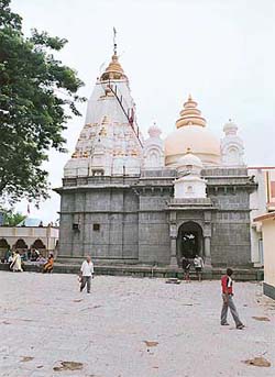 Vajreshwari entered Indra's vajra to slay the demon Kalikat