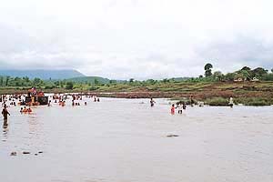 The Tansa flows here and the village is well known for its 21 hot water springs